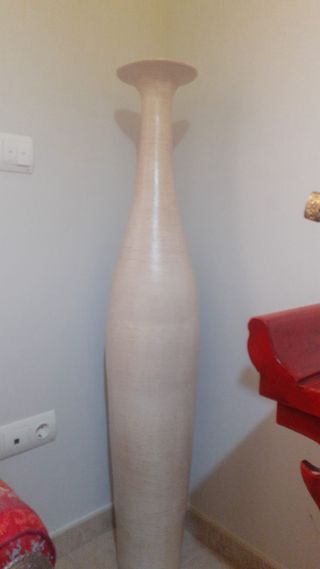 Jarrón alto de cerámica beige