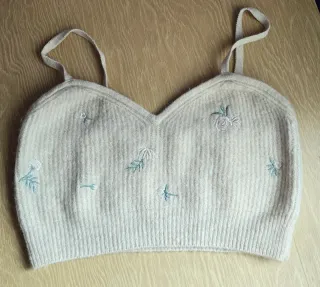 Top de punto con bordado floral