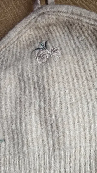 Top de punto con bordado floral