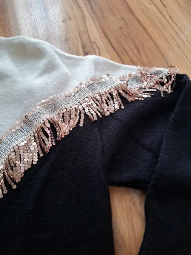 Jersey mujer negro y blanco con flecos