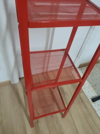 Estantería metálica roja