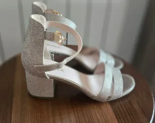 Zapatos de tacón dorados Deichmann