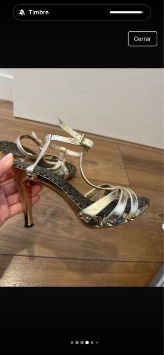 Zapatos de tacón Guess dorados