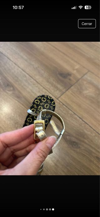 Zapatos de tacón Guess dorados