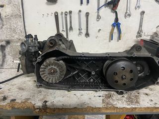 Yamaha Aerox Negra y Rosa