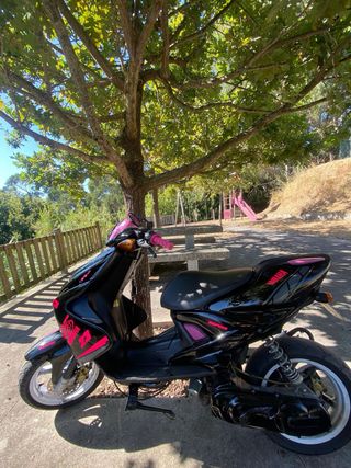 Yamaha Aerox Negra y Rosa