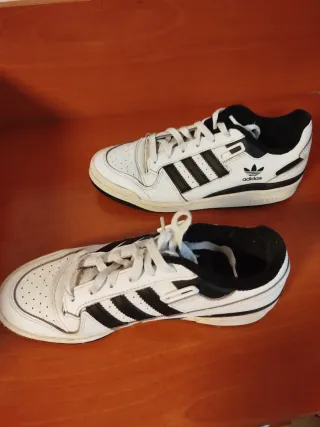 Zapatillas Adidas Blancas y Negras