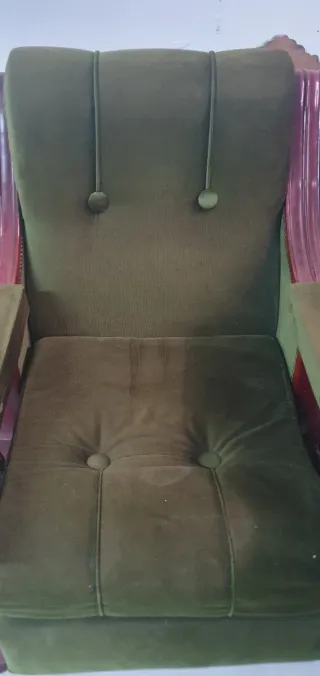 Sillones de terciopelo verde con detalles de mader