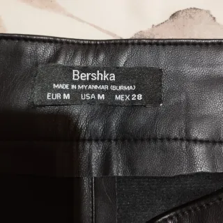 Shorts polipiel negro con cinturón