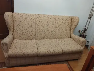 Sofá de tela y dos sillones