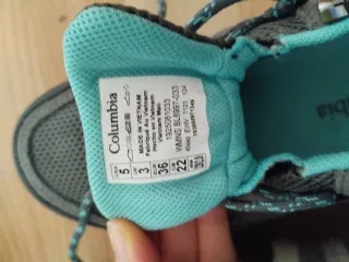 Zapatillas de montaña grises y turquesa