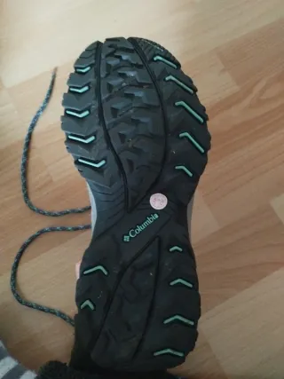 Zapatillas de montaña grises y turquesa
