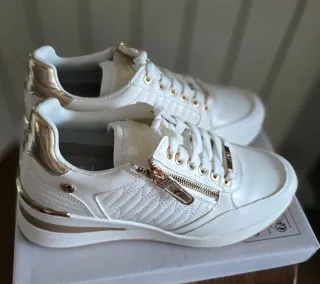 Zapatos XTI blancos con tacón interior