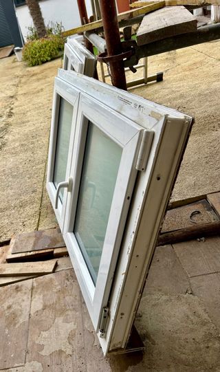 2 Ventanas blancas de PVC (2 unidades)