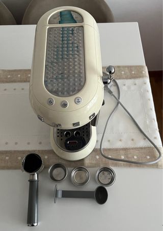 Cafetera espresso SMEG-Color crema Como nueva