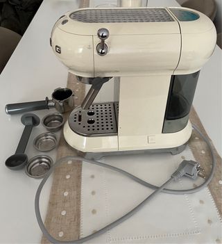Cafetera espresso SMEG-Color crema Como nueva
