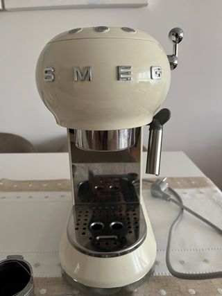 Cafetera espresso SMEG-Color crema Como nueva