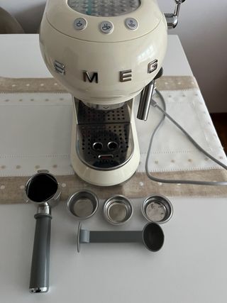 Cafetera espresso SMEG-Color crema Como nueva