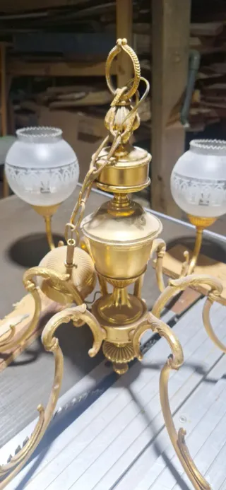 Lámpara de araña antigua.