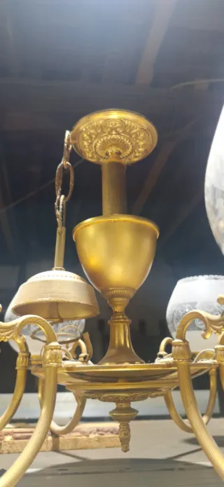 Lámpara de araña antigua.