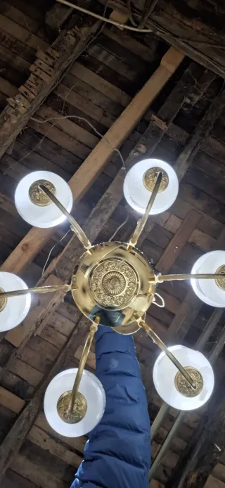 Lámpara de araña antigua.