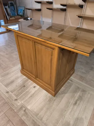 Mostrador de madera con cristal