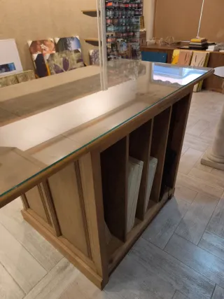 Mostrador de madera con cristal