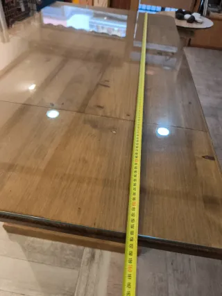 Mostrador de madera con cristal