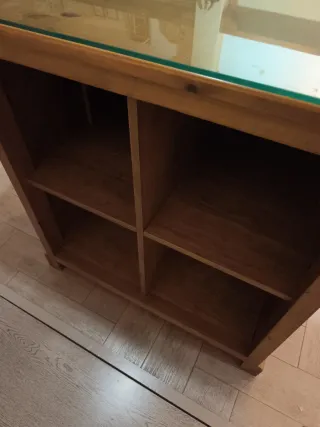 Mostrador de madera con cristal