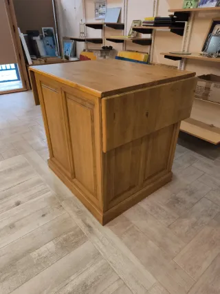 Mostrador de madera con cristal