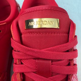 Nike Air Jordan Low Rojas Detalles Dorados