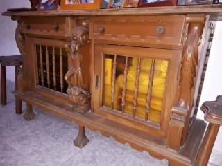 Recibidor madera con escultura y sillas