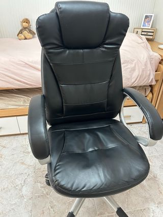 Silla de escritorio negra y plateada