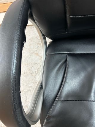 Silla de escritorio negra y plateada