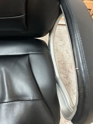 Silla de escritorio negra y plateada