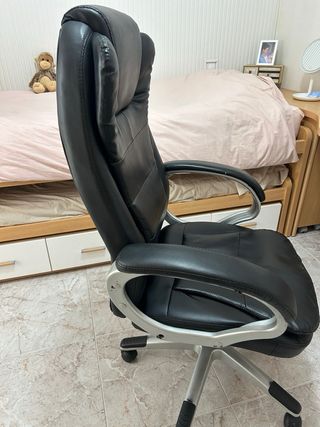 Silla de escritorio negra y plateada