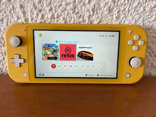 Nintendo Switch Lite Amarilla + FIFA 20