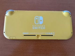 Nintendo Switch Lite Amarilla + FIFA 20