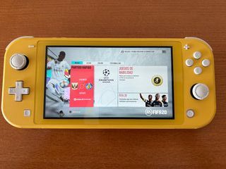 Nintendo Switch Lite Amarilla + FIFA 20