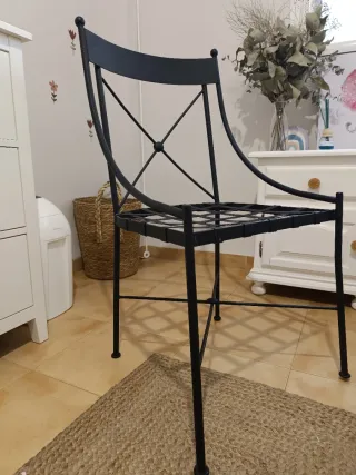 Silla de hierro negra estilo clásico