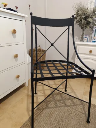 Silla de hierro negra estilo clásico