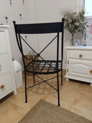 Silla de hierro negra estilo clásico