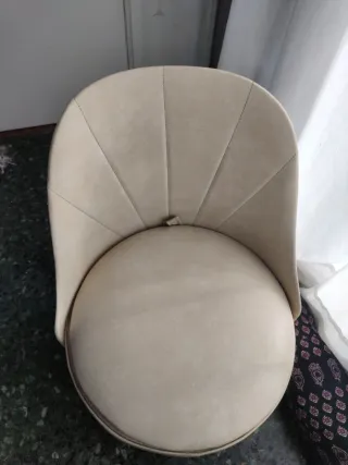 Butaca vintage beige con cofre