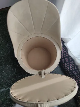 Butaca vintage beige con cofre