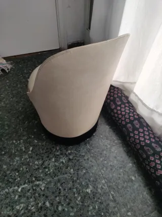 Butaca vintage beige con cofre