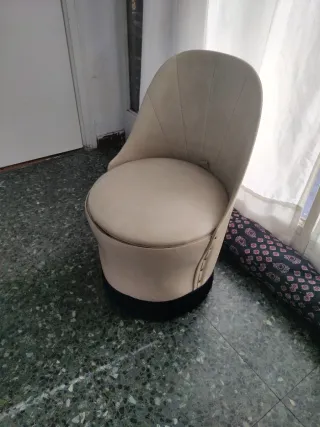 Butaca vintage beige con cofre