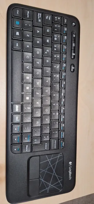 Teclado Logitech Negro con Touchpad