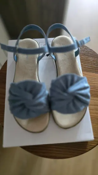 Sandalias azules de verano con lazo