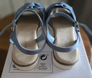 Sandalias azules de verano con lazo
