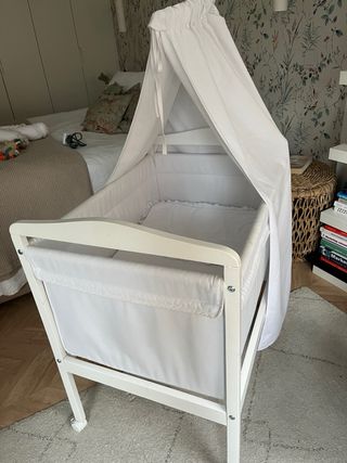 Minicuna Zara Home con vestiduras blancas y dosel